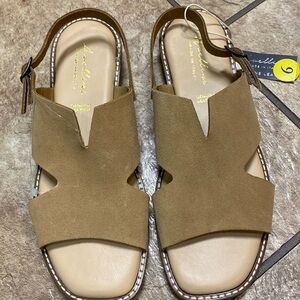 Avellini NWT Women's Size 9 Tan Leather Sandals